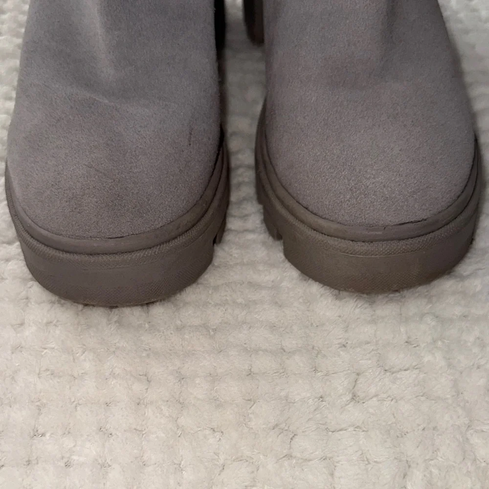 ✨ EUC Splendid Gray Suede Chelsea Ankle Boots – Women’s Size 7 ✨